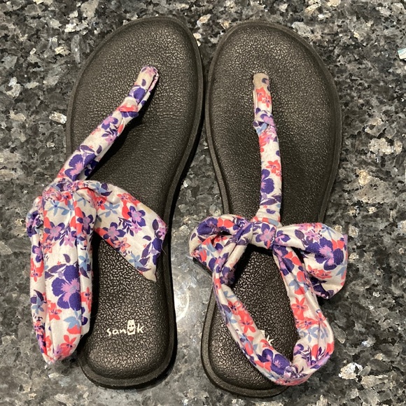 Sanuk 9/10 yoga mat sandals - Picture 1 of 3